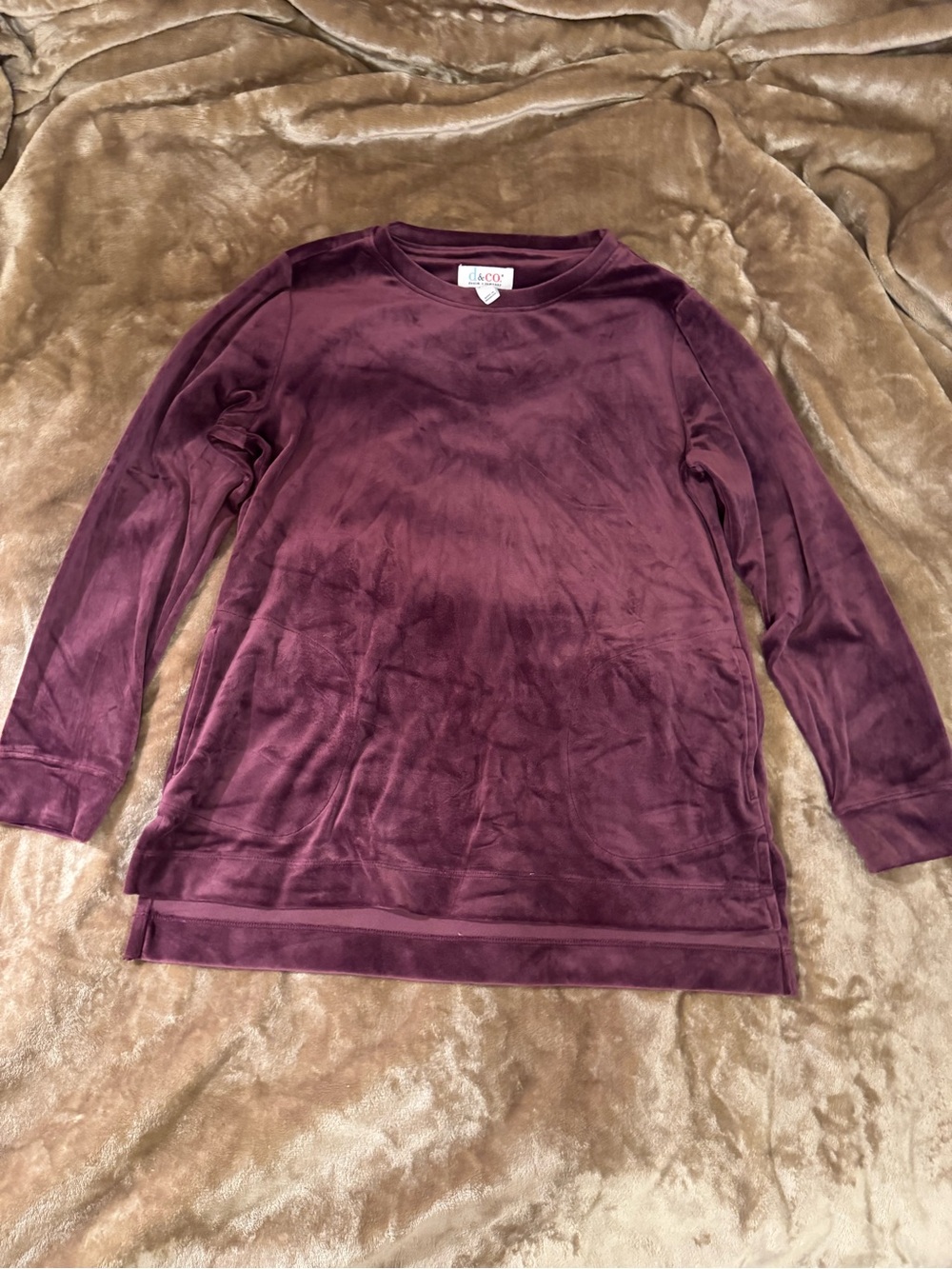 d&co Velvet Crewneck Top in Deep Plum